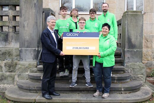 Prof. Jochen Großmann bei der Scheckübergabe an die Rollimausmitglieder