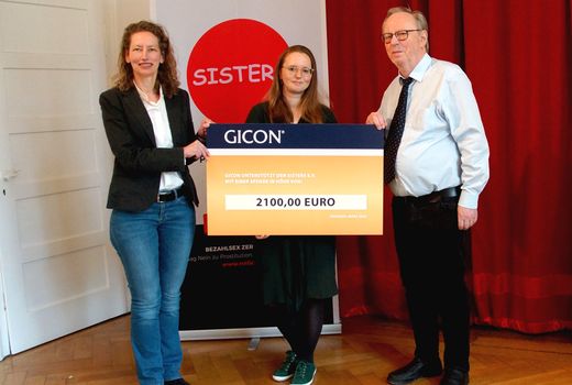 GICON Mitarbeitende übergeben einen Spendenscheck an Frau Karen Ehlers vom Verein Sisters in Stuttgart.