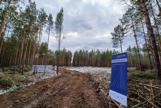 Mitten im Wald entsteht eine Baustelle für den weltweiten Windmessmast.