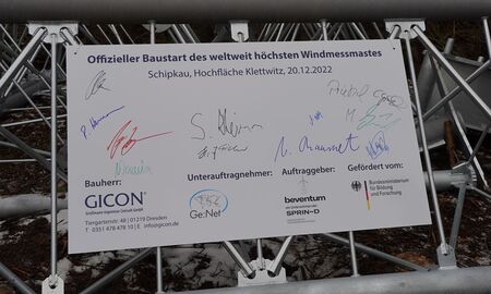 Unterschriften auf einer weißen Tafel