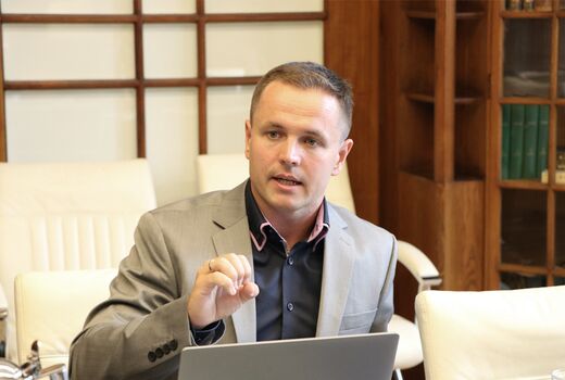 Man in front of laptop during a presentation