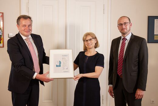 GICON bekommt Zertifikat von Creditreform übergeben.