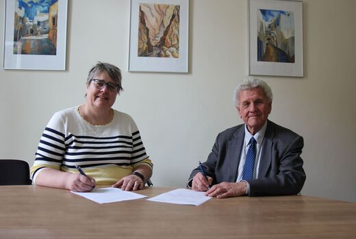 Mann und Frau unterzeichnen Vertrag